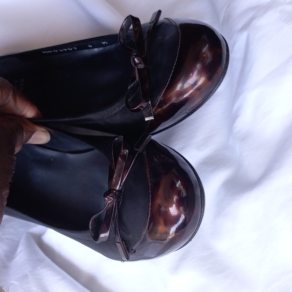 Stuart Weitzman Round Toe and Round Block Heels Size 6M - Picture 7 of 16